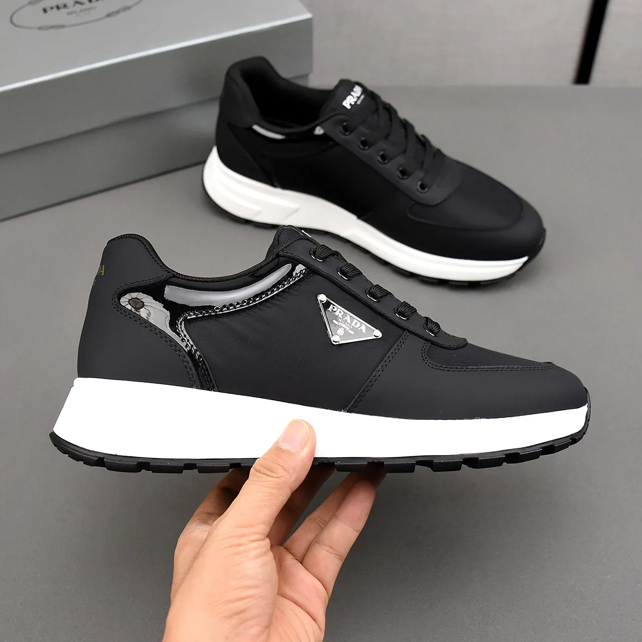 PP460👟👟👟Prada/Prada Prax men's series casual sports shoes Prax sports shoes combine style and comfort, with a unique sports design defined by exquisite materials and details. Fashionable, casual and versatile, it is decorated with an enameled triangle logo on the outside, a Prada Milano printed logo on the tongue, and a 2.5cm lightweight two-tone rubber sole for a comfortable wearing experience! Size: 38-39-40-41-42-43-44 standard leather shoe size